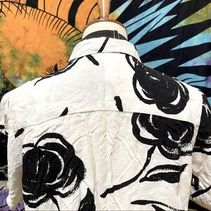 🌈 Lovely Vintage black roses top